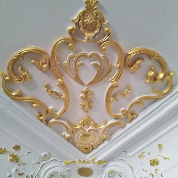 Fantastique coin en stuc pour le plafond en blanc, or, argent ou or partiel