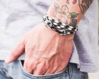 Mens Bracelet | Carabiner Bracelet | Paracord Bracelets | Climbing Bracelet - Handcrafted by NEVETdesigns