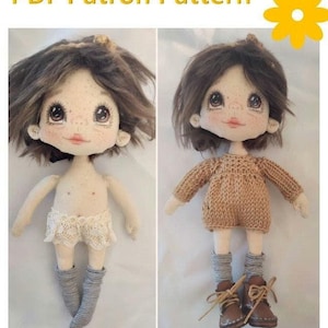 Puede incluir: Patrón PDF para una muñeca con cabello castaño, ojos marrones y un suéter de punto marrón claro. La muñeca lleva calcetines a rayas grises y blancas y zapatos marrones.