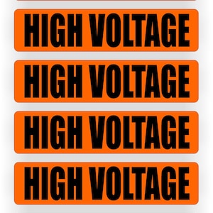 Pode incluir: Autocolantes retangulares laranja com as palavras "HIGH VOLTAGE" em letras pretas a negrito. Os autocolantes estão dispostos verticalmente, com uma ligeira curva no canto superior direito.