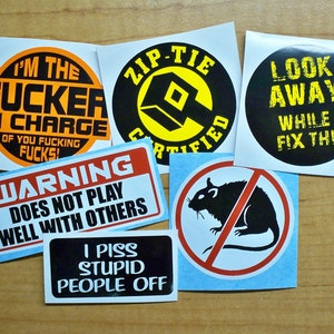 Paquete de 6 pegatinas divertidas para casco / Fkr in Charge Zip-Tie certificadas Mira hacia otro lado mientras arreglo esto No Rats Feelings Don't Belong Calcomanías sarcásticas