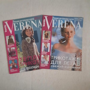 Op de afbeelding: Twee Burda Verena breimagazines met modellen in gebreide kleding. De linker cover toont een persoon in een bruine trui met textuur en de tekst "ВЯЗАНИЕ ДЛЯ ВЗРОСЛЫХ И ДЕТЕЙ VERENA". De rechter cover toont een persoon in een lichtblauw topje.