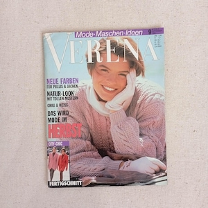 Op de afbeelding: Een uitgave van het vintage tijdschrift Verena uit september 1991 met een persoon in een lichtroze kabeltrui en witte handschoenen. De cover bevat tekst zoals Mode-Maschen-Ideen, Neue Farben, Natur-Look en Das wird Mode im Herbst.