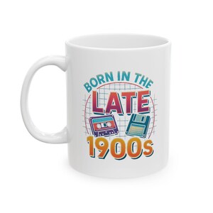 Geboren in den späten 1900er Jahren Kaffeetasse lustig Retro Millennial und Gen X Geschenk 90er Jahre Nostalgie Tasse Floppy Disk Kassette Design 11oz 15oz