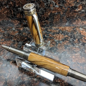 Olivewood Ballpoint Majestic. Madera de Belén con certificado. Pluma de madera. Pluma de regalo. Bolígrafo de diario. Diario. Escritorio. Regalo de oficina. Regalo de papá.