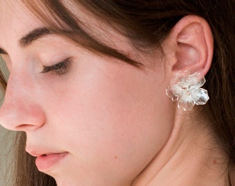 bridal flower earrings stud wedding earrings flower White petals earrings bride pearls delicate earrings Transparent  clear earrings