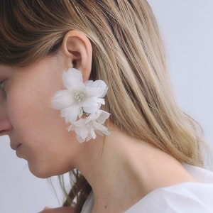 Big white flower earrings hotsell