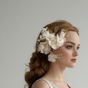 Brincos de pressão grandes dourados em formato de fada, brincos de flor branca, brincos de noiva sem furo, joias florais marcantes para penteados de casamento.