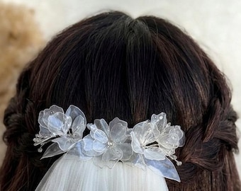 Set di accessori con fiori di ciliegio bianchi: pettine per capelli floreale, orecchini a lobo con fiori, collana con ciondolo