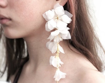 Grandes boucles d'oreilles décoratives Lustre, boucles d'oreilles fleurs, boucles d'oreilles longues fleurs, Bijoux floraux, Boucles d'oreilles blanches pour mariage, Boucles d'oreilles florales pour la mariée