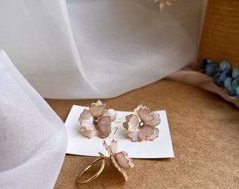Beige Blumen Schmuck Set Bolzen Blume Ohrringe & verstellbarer Ring handgemachtes Harz Braut Set Hochzeitsgeschenk Boxed Leicht