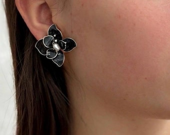 Black Flower Earrings with Natural Pearl Coquette Floral Studs Modern Wedding Jewelry for Bride Black Statement Earrings Unique Gift for Her