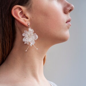 Boucles d'oreilles pivoine blanche Boucles d'oreilles lustre Boucles d'oreilles fleur pendantes Grandes fleurs argentées Boucles d'oreilles en résine Boucles d'oreilles florales faites à la main pour mariage image 3