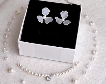 Floating pearl necklace set bridal choker Minimalist bridal jewelry set Pearl wedding necklace and flower stud earrings for bride