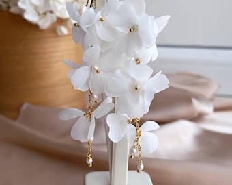 Orecchini da sposa a cascata di fiori: orecchini floreali con petali bianchi e gocce di perle finte e perle
