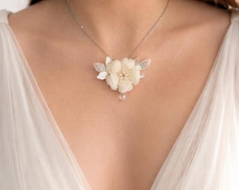 Conjunto de colar de noiva com pingente de flor em tecido 3D, joias de casamento em seda, grampos de cabelo florais em marfim e delicado colar floral para noiva.