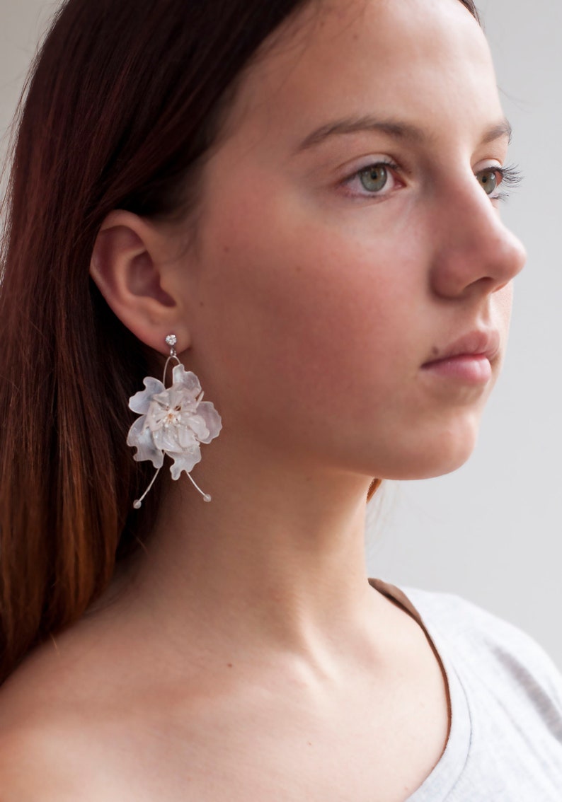 Boucles d'oreilles pivoine blanche Boucles d'oreilles lustre Boucles d'oreilles fleur pendantes Grandes fleurs argentées Boucles d'oreilles en résine Boucles d'oreilles florales faites à la main pour mariage image 1