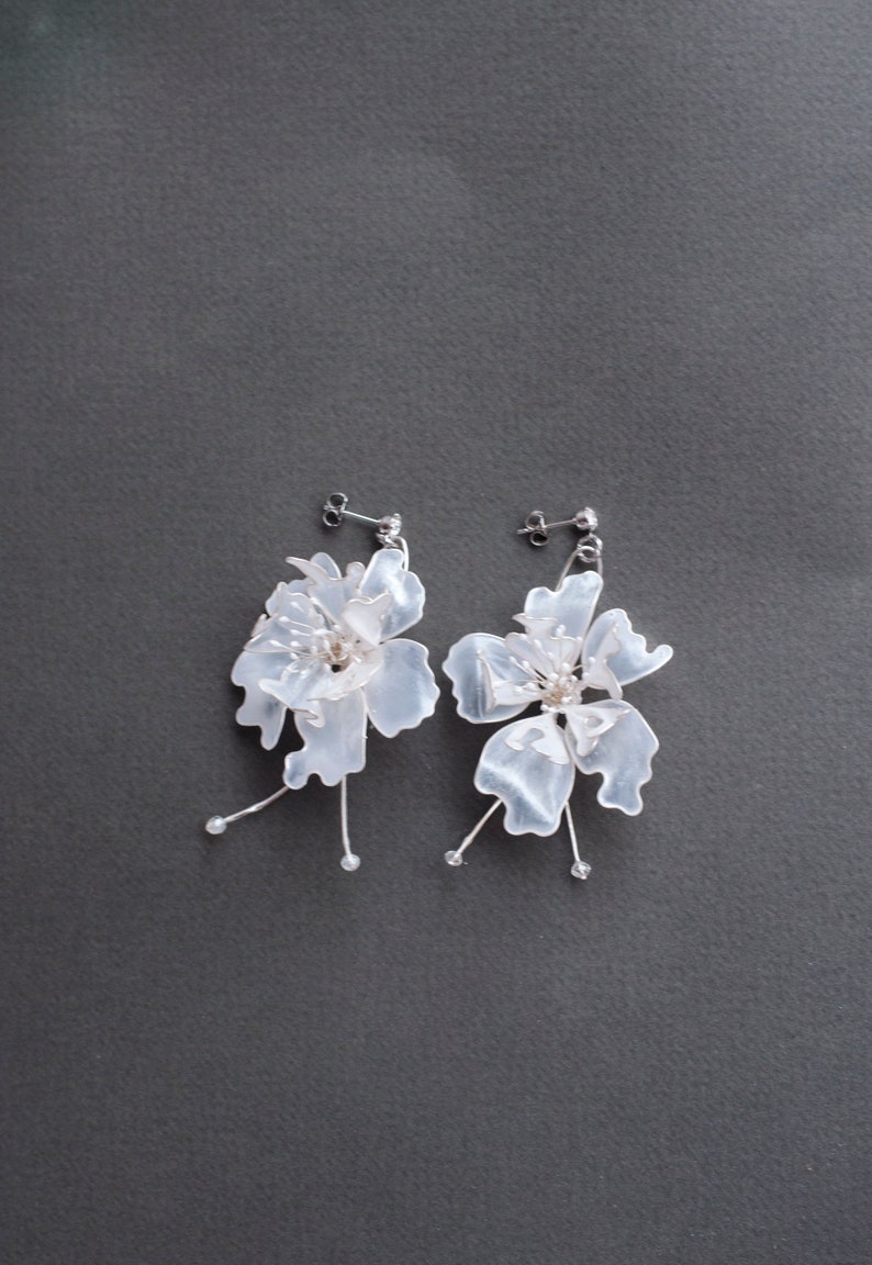 Boucles d'oreilles pivoine blanche Boucles d'oreilles lustre Boucles d'oreilles fleur pendantes Grandes fleurs argentées Boucles d'oreilles en résine Boucles d'oreilles florales faites à la main pour mariage image 4