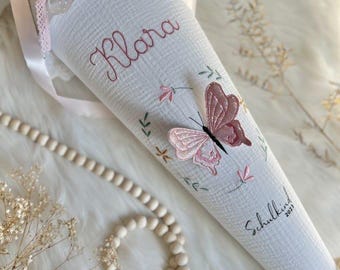 Cono escolar con volantes y mariposa 3D brillante para niña, ideal para el inicio del curso escolar, elegante y minimalista, en blanco y rosa.