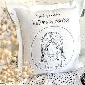 Cheeky Lotta elegant linen cushion