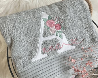 Handtuch personalisiert mit Blumen Buchstabe Name grau Geschenk