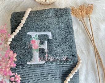 Handtuch personalisiert mit Blumen Buchstabe Name grau Geschenk