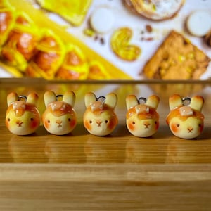 Handgemachte Polymer Clay Pawstry – Häschen-Brötchen mit Butter & Sirup Anhänger