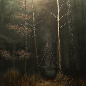 Puede incluir: Pintura al óleo de una escena de bosque oscuro con un caldero sobre un fuego. Árboles desnudos y hierba alta en primer plano. La pintura tiene una cualidad mística y atmosférica con verdes y marrones apagados.