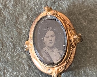 Antique Victorian Mourning Brooch Pin with Photograph
