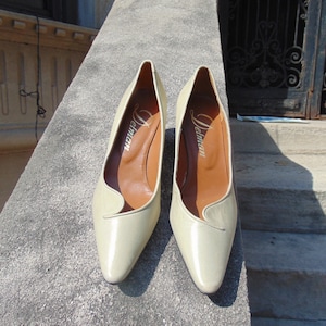Vintage Classic Kitten Heel