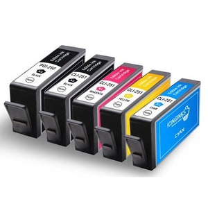 Op de afbeelding: Vijf eetbare inktcartridges in zwart, magenta, geel en cyaan. De cartridges zijn gelabeld PGI-250 en CLI-251, met de merknaam "ICINGINKS" zichtbaar op de cyaan cartridge. Elke cartridge heeft een zwarte hendel.