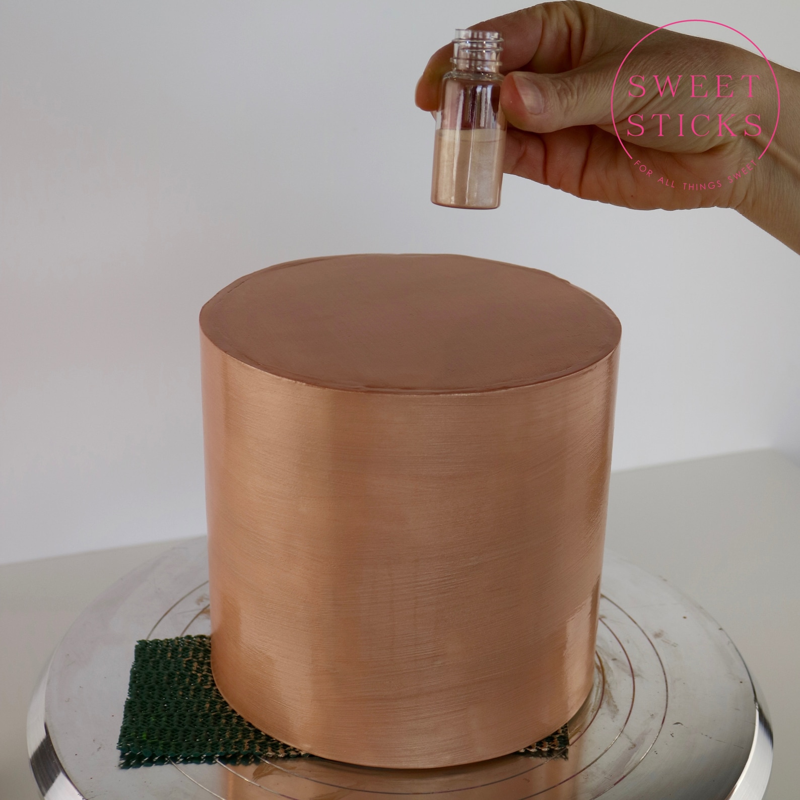 Glamorous Gold Edible Metallic Cake Paint 15ml Edible Paint, Icing Paint, Decorative Cake Paint