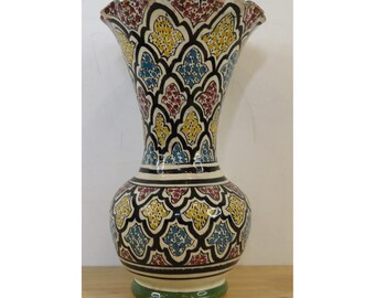 Jarrón marroquí vintage pintado a mano con volantes en rojo, azul y amarillo, firmado por Safi, 25 cm