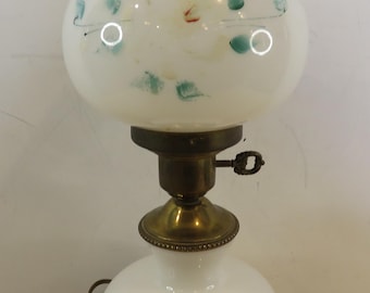 Lámpara de doble globo "Lo que el viento se llevó" de vidrio lechoso vintage, pintada a mano, con diseño floral descolorido, estilo shabby chic.