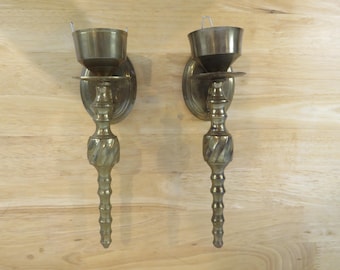 Par de apliques de pared de latón lacado con forma de espiral y vela cónica con bandeja antigoteo