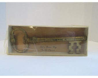 Abridor de botellas vintage de latón macizo, ornamentado y grabado, de 19,75 cm de largo, con llave maestra, tamaño A2