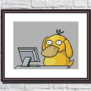 Pode incluir: Um padrão de ponto cruz com um personagem amarelo de Pokemon, Pichu, sentado em um computador. Pichu está usando óculos e tem uma expressão surpresa.