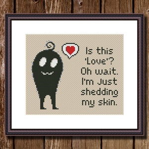 Puede incluir: Patrón de punto de cruz en blanco y negro de un monstruo de dibujos animados con un corazón sobre su cabeza y el texto "¿Es esto "Amor"? Oh, espera. Solo estoy mudando mi piel."