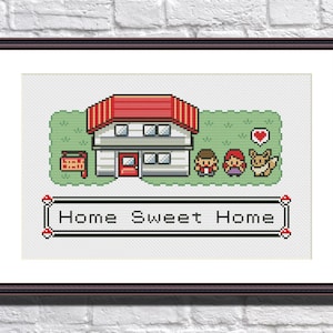 Może przedstawiać: Wzór do haftu krzyżykowego przedstawiający pikselowany obraz domu, trzyosobowej rodziny i postaci z Pokemonów. Pod obrazem widnieje tekst "Home Sweet Home".