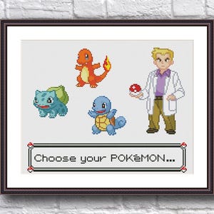 Może przedstawiać: Wzór do haftu krzyżykowego przedstawiający postać trenera z serii gier wideo Pokemon. Trener stoi z Pokéballem w jednej ręce i jest otoczony przez trzy Pokemony: Charmandera, Squirtle'a i Bulbasaura. Tekst "Choose your POKéMON..." znajduje się na dole obrazka.