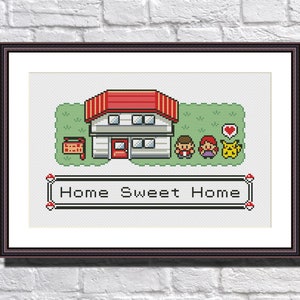 Może przedstawiać: Wzór na haft krzyżykowy w pikselach przedstawiający dom, dwie osoby i Pikachua. Dom jest biały z czerwonym dachem i czerwonymi drzwiami. Osoby stoją przed domem, a Pikachu stoi przed nimi. Tekst "Home Sweet Home" jest napisany pod obrazkiem.