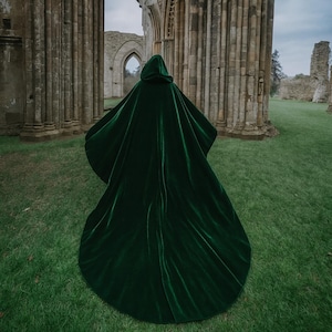 Emerald Green Velvet Hooded Cape – Full Circle Cloak with Lined Hood and Train | Medieval Fantasy Witch Wizard Costume Cloak