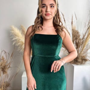 Waldgrün Samt Brautjungfer Ärmellos Open Back Kleid Wasserfallausschnitt Kleid Maxi Brautjungfer Kleid Maßgeschneiderte Abschlussball Hochzeit Kleid Plus Größe