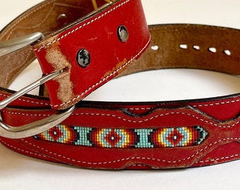 Ceinture western en cuir rouge vintage amérindien du sud-ouest, perles de verre, petite concho argentée, coutures en cuir brut beige, effet usé