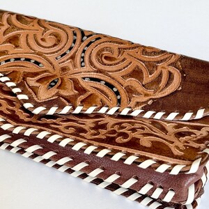 Cartera de mano de cuero repujado, hecha a mano, estilo vintage, años 70, con bolsillos divididos, bordes cosidos al estilo occidental, con motivos florales botánicos