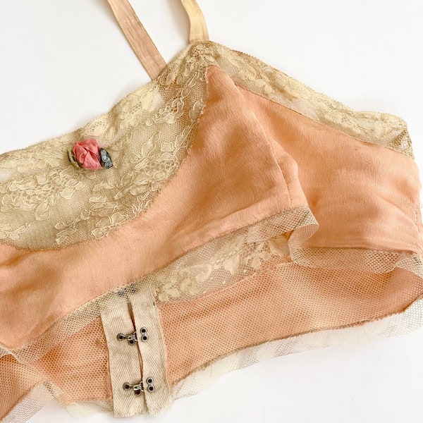 Soutien-gorge brassière en soie édouardienne haut fait main lingerie victorienne antique sous-vêtement dentelle de soie rose pêche détail rosace florale