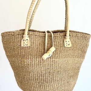 Bolso tote de sisal beige Bolso vintage con asa superior 80s 90s Sisal tejido Correas de cuero beige pálido Mimimalista neutro