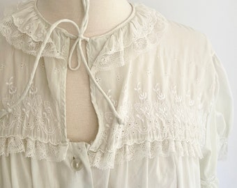 Lightweight Embroidered Dressing Gown Robe Nightgown Vintage 50s 60s Lace Trim Ivory White Short Sleeve Loungewear S