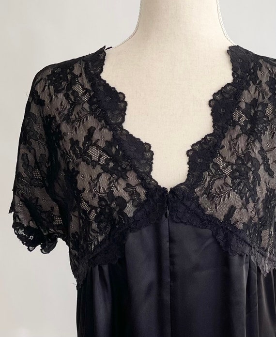 La Petite Coquette NYC Black Lace Dressing Gown House Dress Robe Slinky  Soft Polyester Zip Front Floor Length Short Sleeve S 