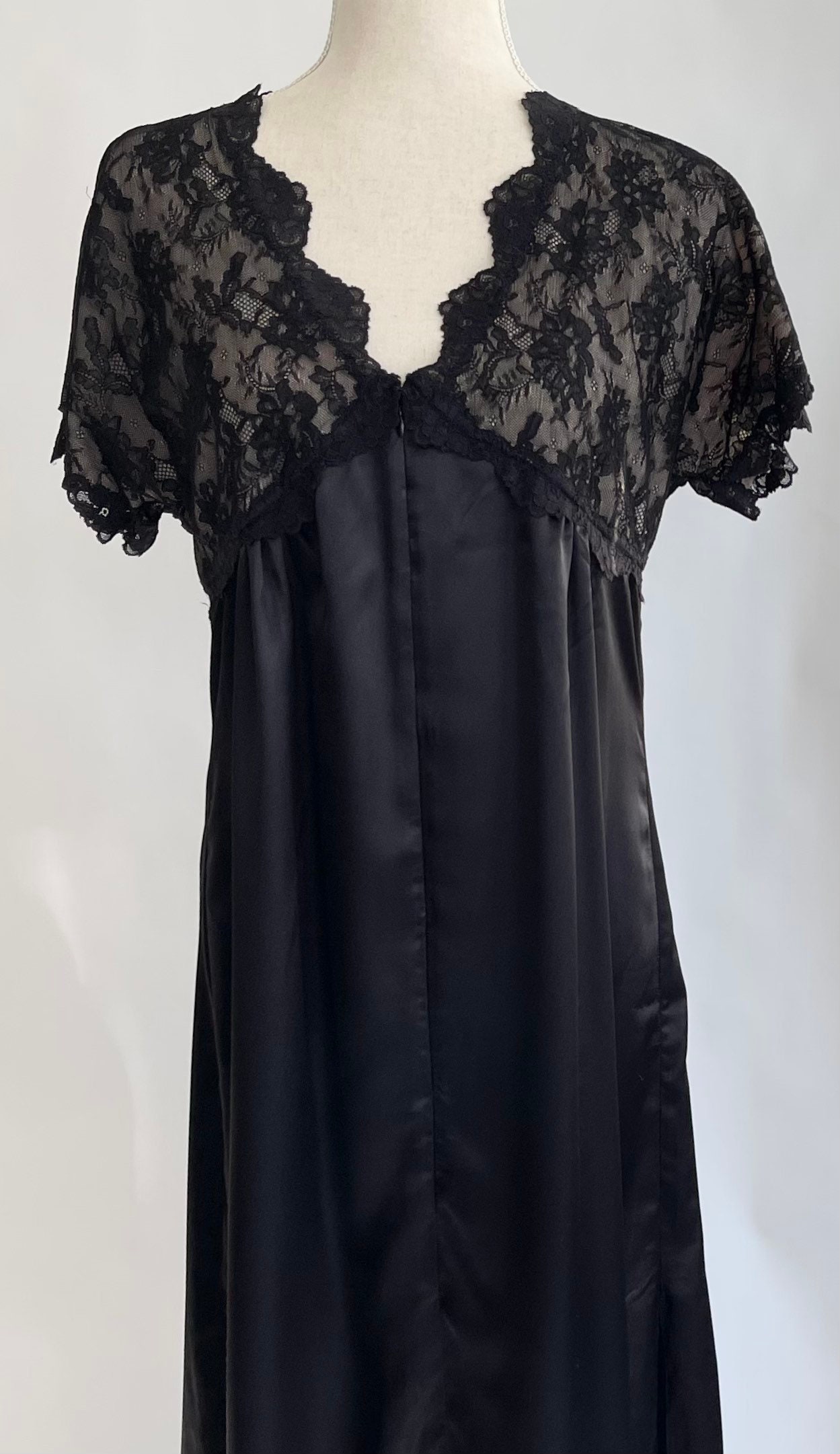 La Petite Coquette NYC Black Lace Dressing Gown House Dress Robe Slinky
